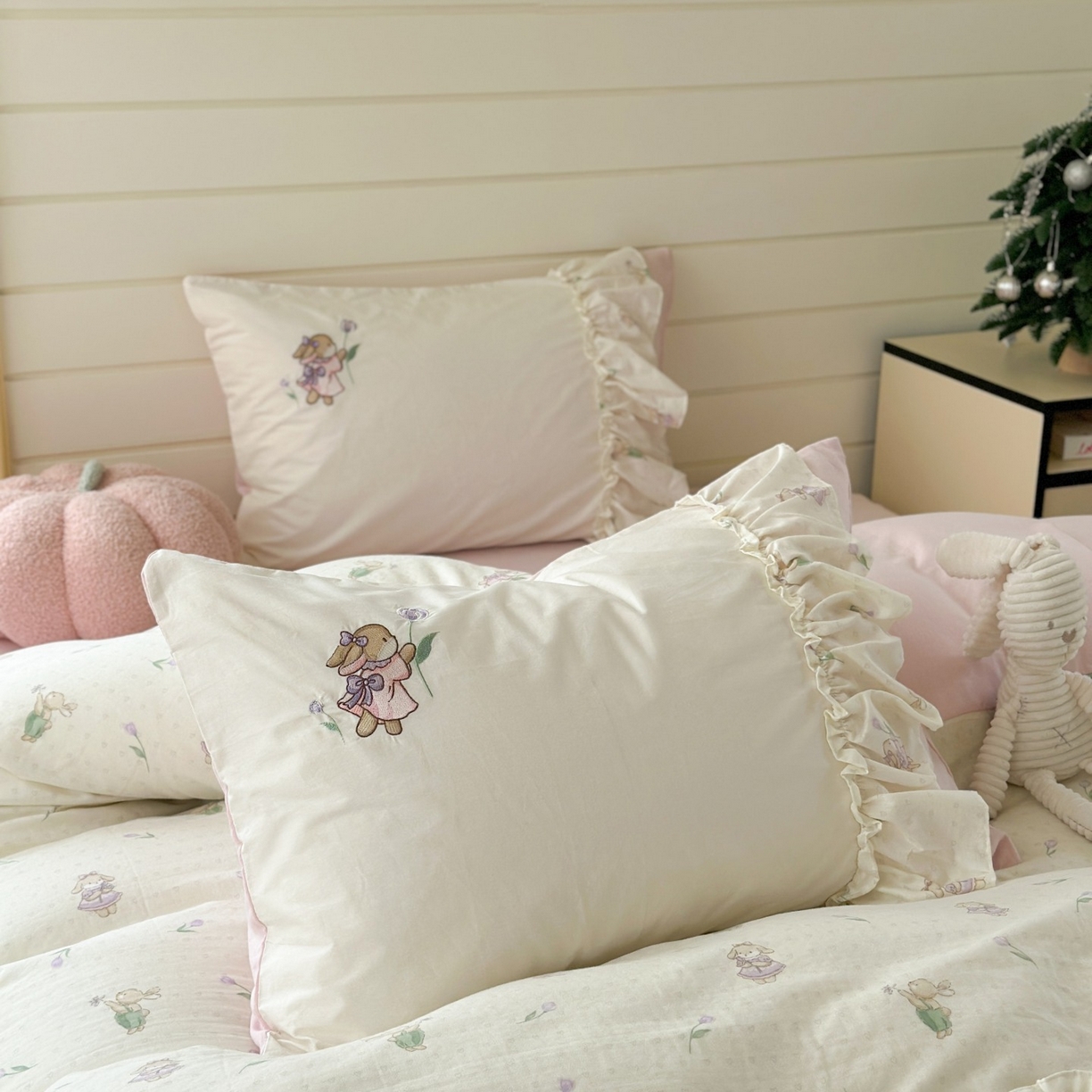 91家纺网 家纺一手货源 找家纺 觅糖家纺 2025新款双层纱刺绣花边四件套系列 甜茶小兔