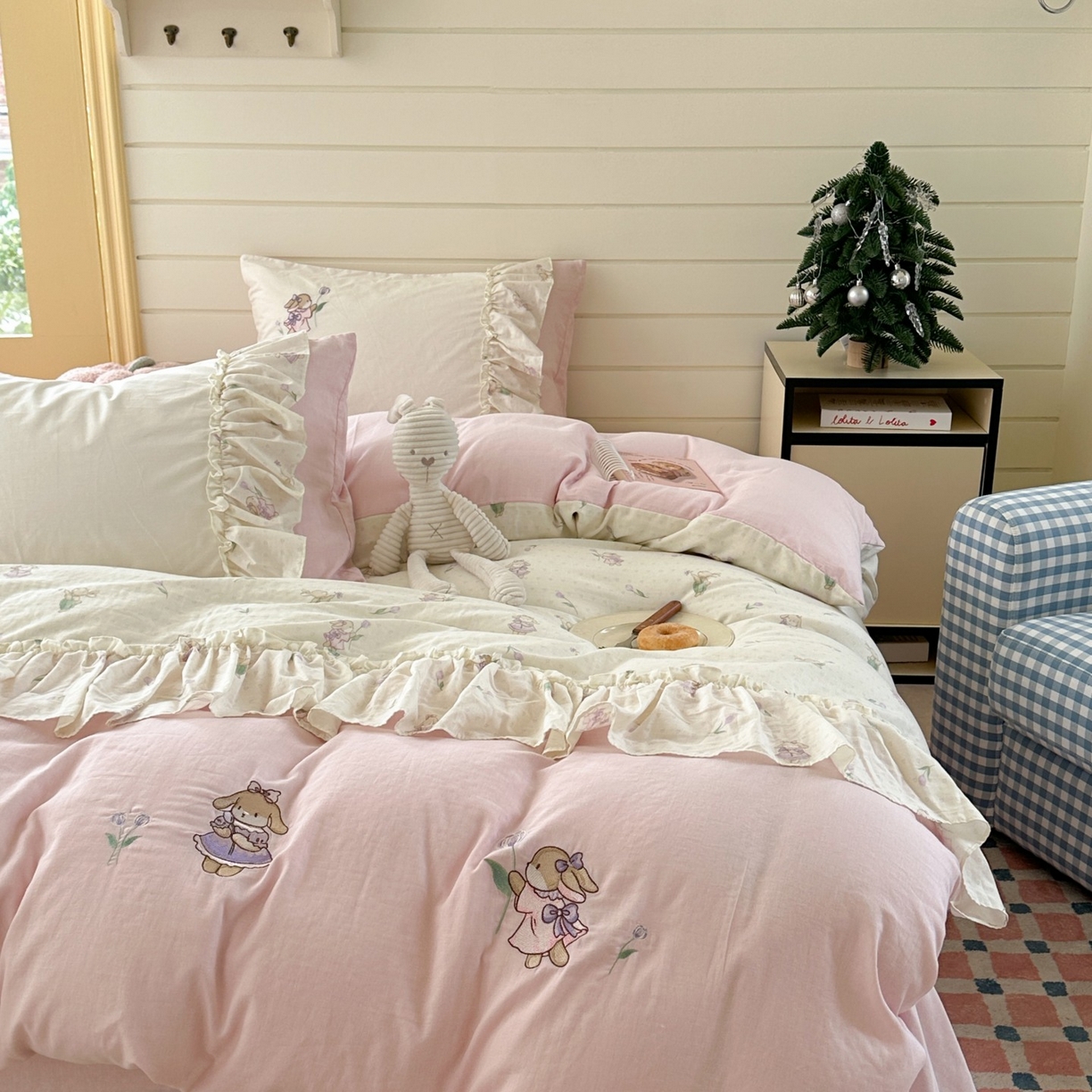 91家纺网 家纺一手货源 找家纺 觅糖家纺 2025新款双层纱刺绣花边四件套系列 甜茶小兔