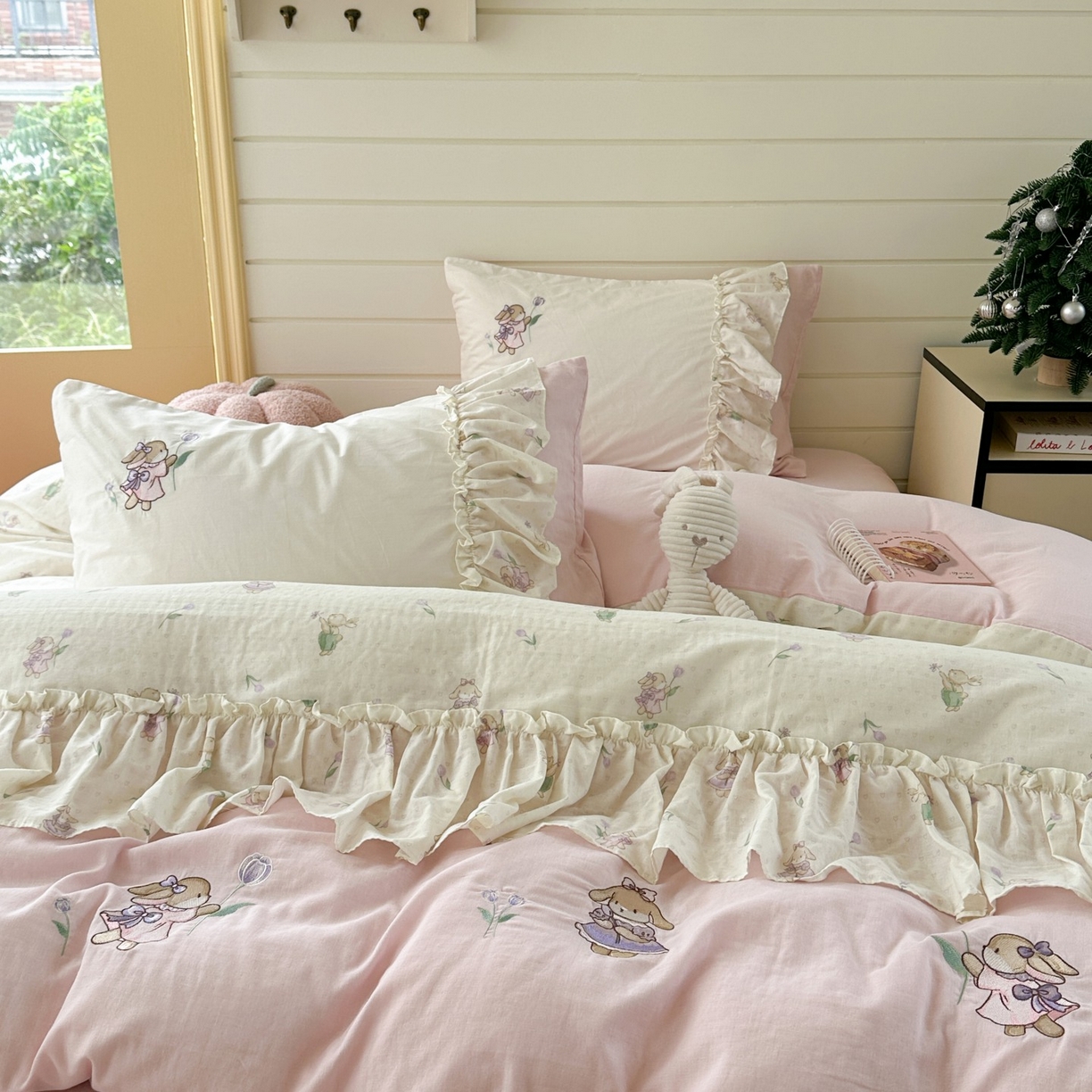 91家纺网 家纺一手货源 找家纺 觅糖家纺 2025新款双层纱刺绣花边四件套系列 甜茶小兔