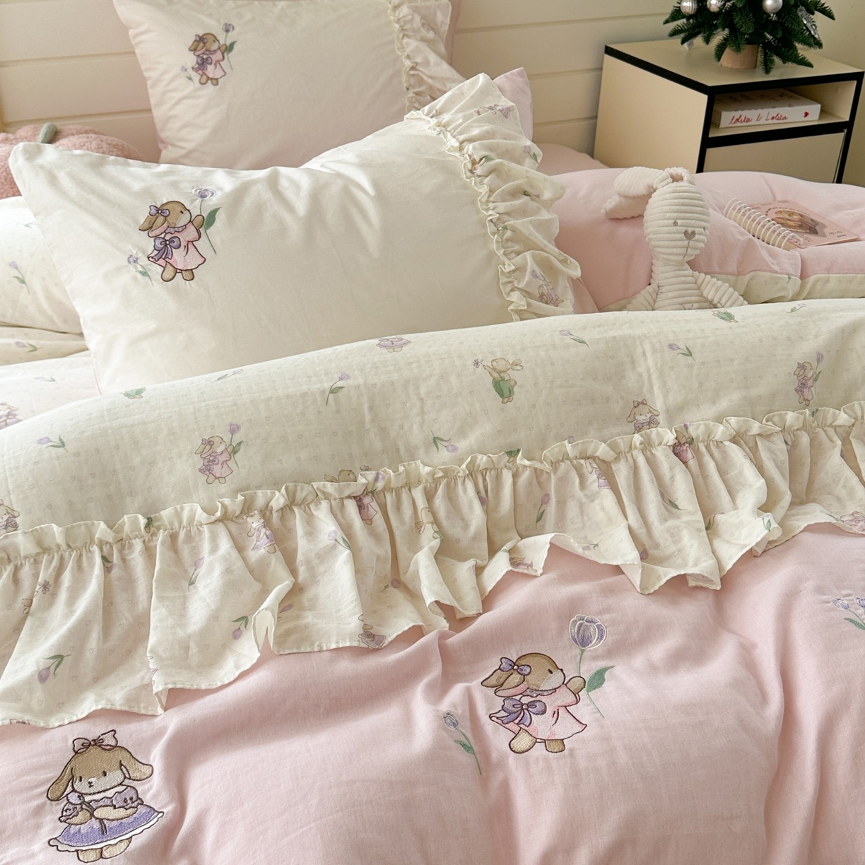 91家纺网 家纺一手货源 找家纺 觅糖家纺 2025新款双层纱刺绣花边四件套系列 甜茶小兔