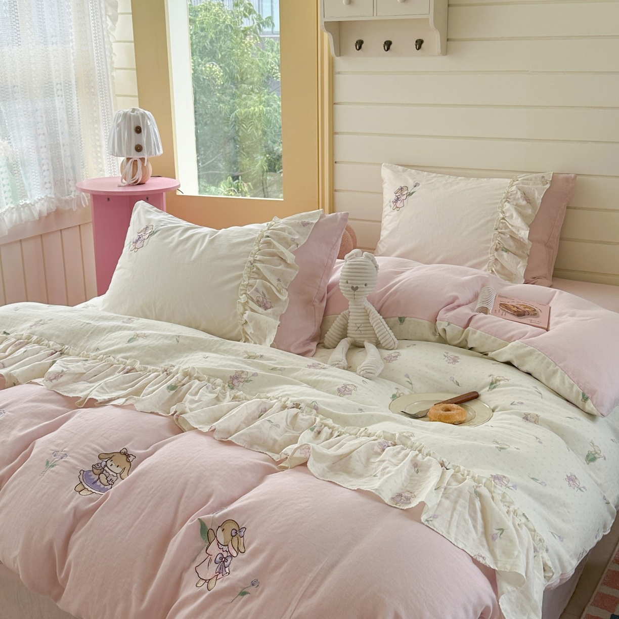 91家纺网 家纺一手货源 找家纺 觅糖家纺 2025新款双层纱刺绣花边四件套系列 甜茶小兔