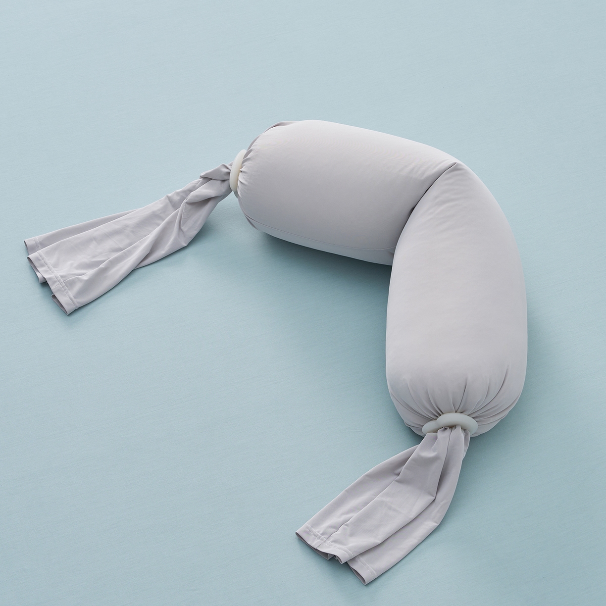 91家纺网 家纺一手货源 找家纺 乐可 2025新款素雅纯色温馨时尚多功能抱枕儿童成人侧睡夹腿抱枕靠垫 多功能抱枕-小号-BD雾灰