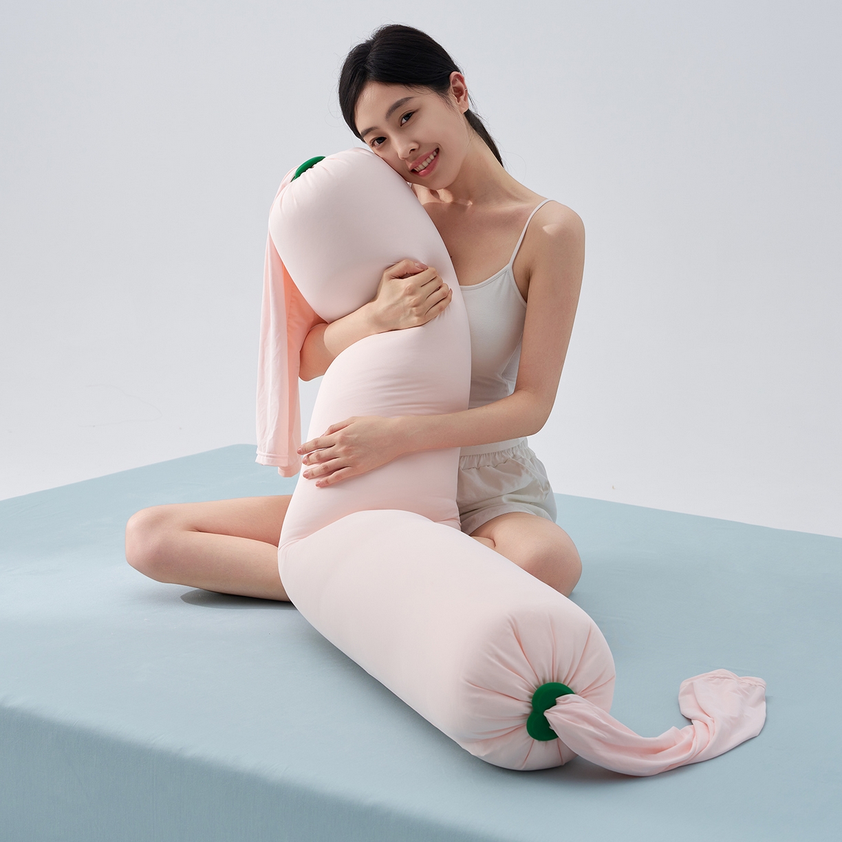 91家纺网 家纺一手货源 找家纺 乐可 2025新款素雅纯色温馨时尚多功能抱枕儿童成人侧睡夹腿抱枕靠垫 多功能抱枕-小号-BD少女粉