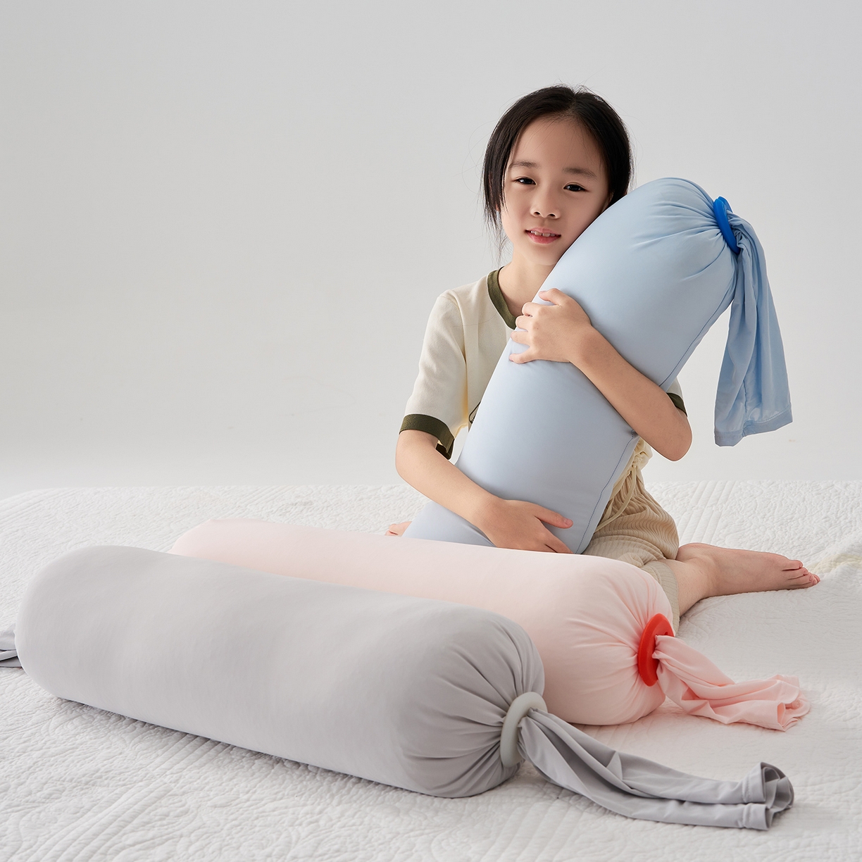 91家纺网 家纺一手货源 找家纺 乐可 2025新款素雅纯色温馨时尚多功能抱枕儿童成人侧睡夹腿抱枕靠垫 组合图仅供展示-不可下单