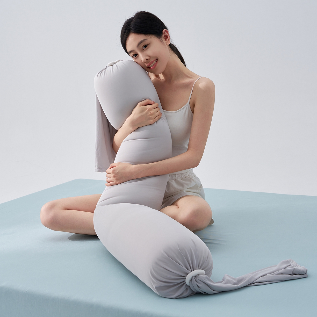 91家纺网 家纺一手货源 找家纺 乐可 2025新款素雅纯色温馨时尚多功能抱枕儿童成人侧睡夹腿抱枕靠垫 多功能抱枕-大号-BD雾灰