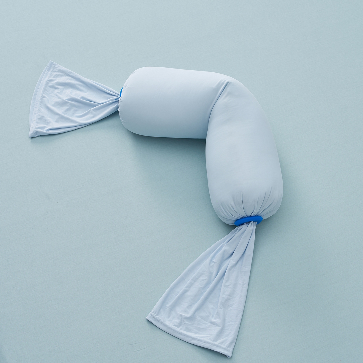 91家纺网 家纺一手货源 找家纺 乐可 2025新款素雅纯色温馨时尚多功能抱枕儿童成人侧睡夹腿抱枕靠垫 多功能抱枕-小号-BD海水蓝