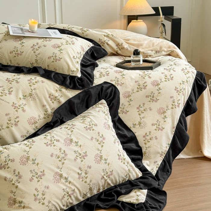 91家纺网 家纺一手货源 找家纺 宅家居 2025新款秋冬爆款轻法式赫本风灯芯绒四件套提花立体韩版花边牛奶绒三件套 紫藤