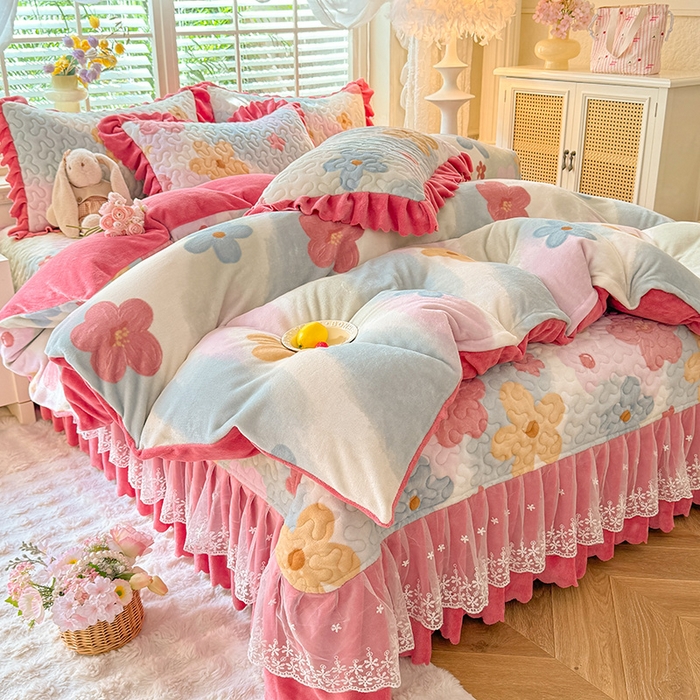 91家纺网 家纺一手货源 找家纺 （总）九诺家纺 2025新款直播热款双层蕾丝花边牛奶绒印花床盖四件套床盖单件三件套