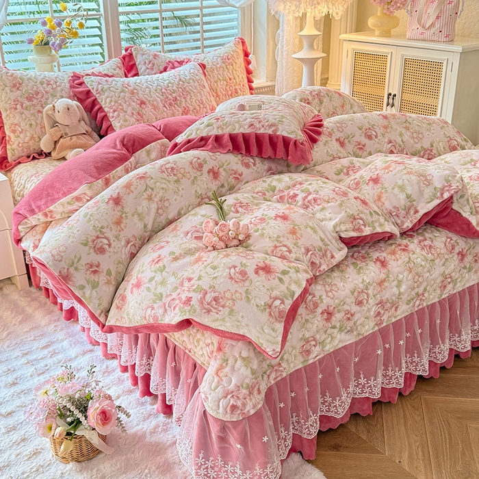 91家纺网 家纺一手货源 找家纺 （总）九诺家纺 2025新款直播热款双层蕾丝花边牛奶绒印花床盖四件套床盖单件三件套