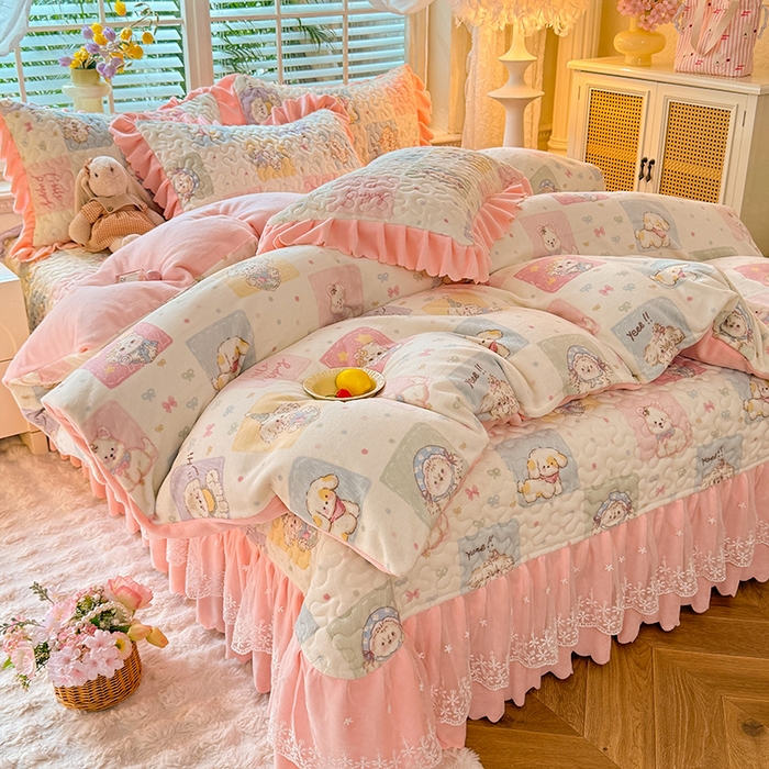 91家纺网 家纺一手货源 找家纺 （总）九诺家纺 2025新款直播热款双层蕾丝花边牛奶绒印花床盖四件套床盖单件三件套