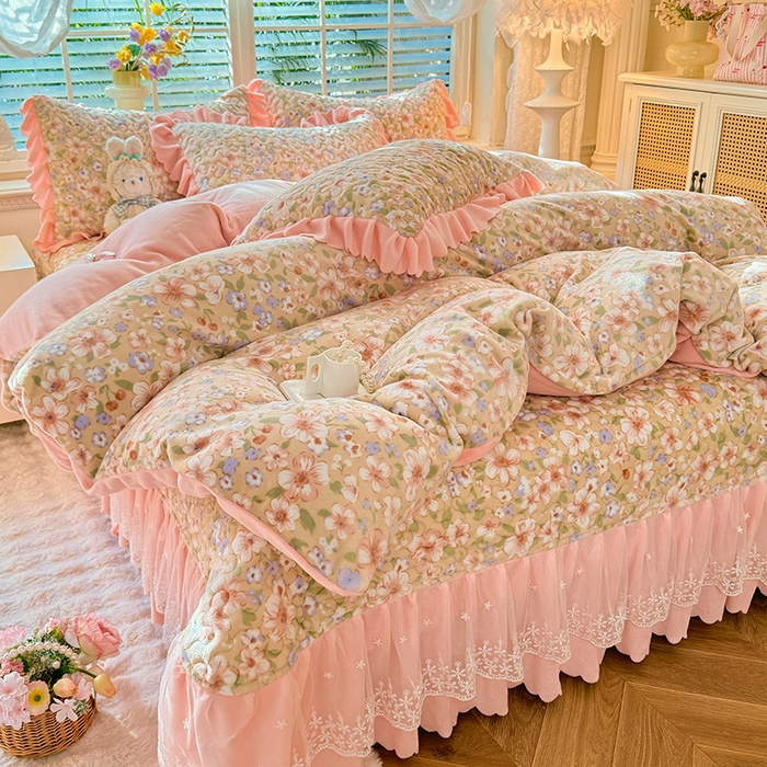 91家纺网 家纺一手货源 找家纺 （总）九诺家纺 2025新款直播热款双层蕾丝花边牛奶绒印花床盖四件套床盖单件三件套