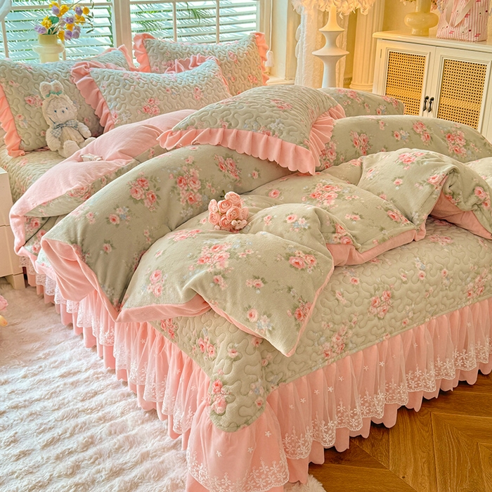 91家纺网 家纺一手货源 找家纺 （总）九诺家纺 2025新款直播热款双层蕾丝花边牛奶绒印花床盖四件套床盖单件三件套