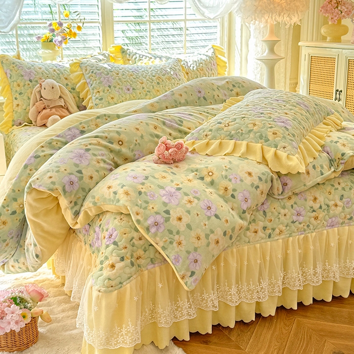 91家纺网 家纺一手货源 找家纺 （总）九诺家纺 2025新款直播热款双层蕾丝花边牛奶绒印花床盖四件套床盖单件三件套