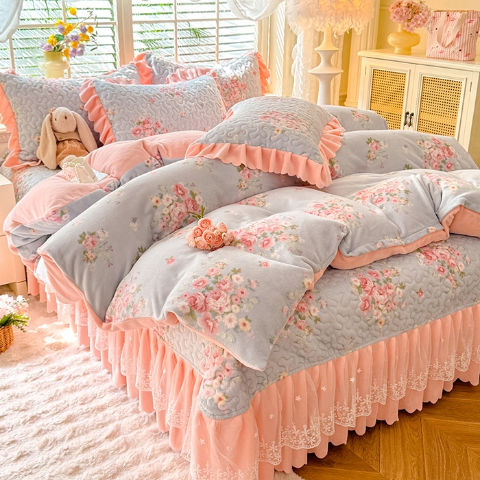 91家纺网 家纺一手货源 找家纺 （总）九诺家纺 2025新款直播热款双层蕾丝花边牛奶绒印花床盖四件套床盖单件三件套