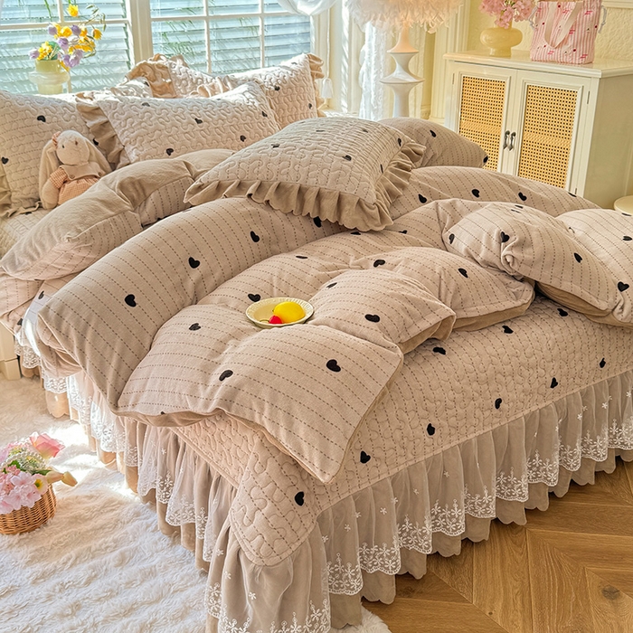 91家纺网 家纺一手货源 找家纺 （总）九诺家纺 2025新款直播热款双层蕾丝花边牛奶绒印花床盖四件套床盖单件三件套