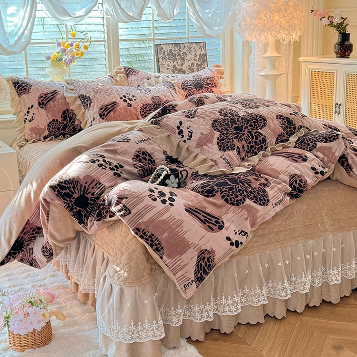 91家纺网 家纺一手货源 找家纺 （总）九诺家纺 2025新款直播热款双层蕾丝花边牛奶绒印花床盖四件套床盖单件三件套