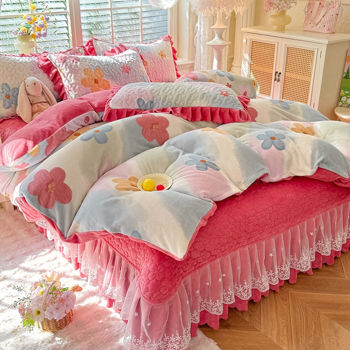 91家纺网 家纺一手货源 找家纺 （总）九诺家纺 2025新款直播热款双层蕾丝花边牛奶绒印花床盖四件套床盖单件三件套