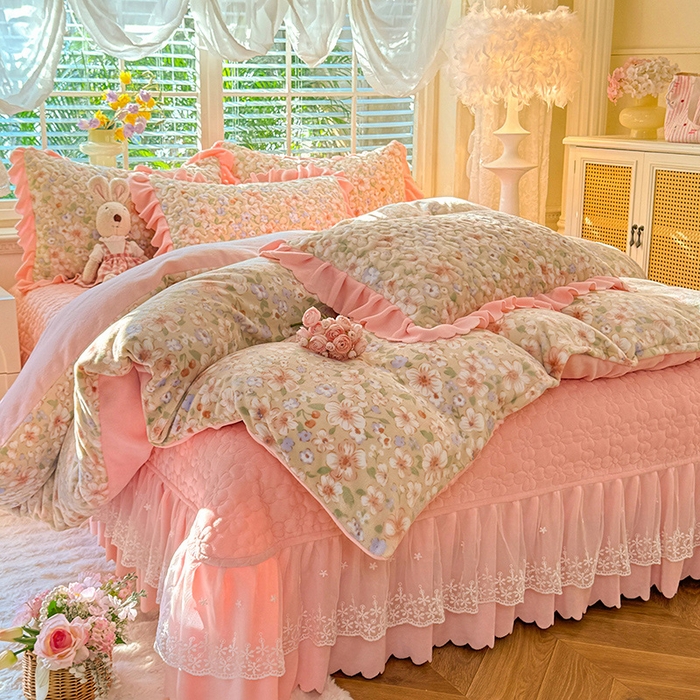 91家纺网 家纺一手货源 找家纺 （总）九诺家纺 2025新款直播热款双层蕾丝花边牛奶绒印花床盖四件套床盖单件三件套