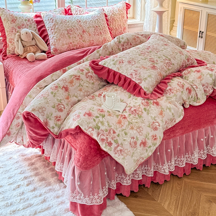 91家纺网 家纺一手货源 找家纺 （总）九诺家纺 2025新款直播热款双层蕾丝花边牛奶绒印花床盖四件套床盖单件三件套