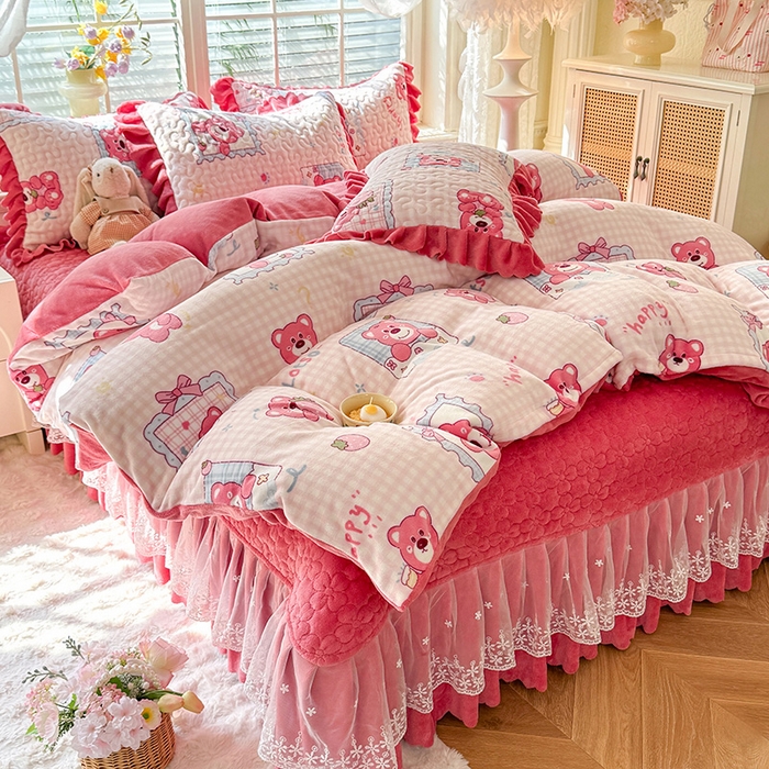 91家纺网 家纺一手货源 找家纺 （总）九诺家纺 2025新款直播热款双层蕾丝花边牛奶绒印花床盖四件套床盖单件三件套