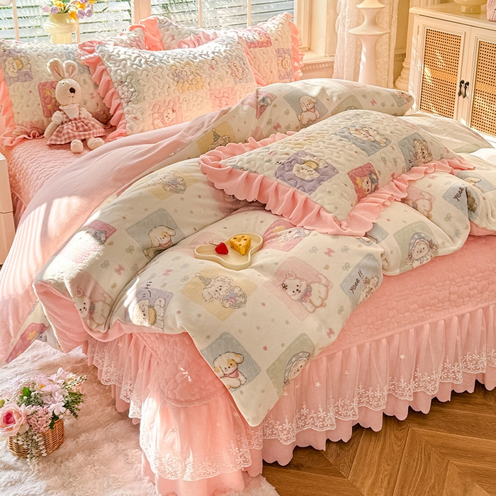 91家纺网 家纺一手货源 找家纺 （总）九诺家纺 2025新款直播热款双层蕾丝花边牛奶绒印花床盖四件套床盖单件三件套