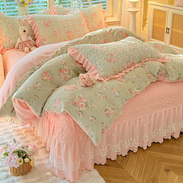 91家纺网 家纺一手货源 找家纺 （总）九诺家纺 2025新款直播热款双层蕾丝花边牛奶绒印花床盖四件套床盖单件三件套