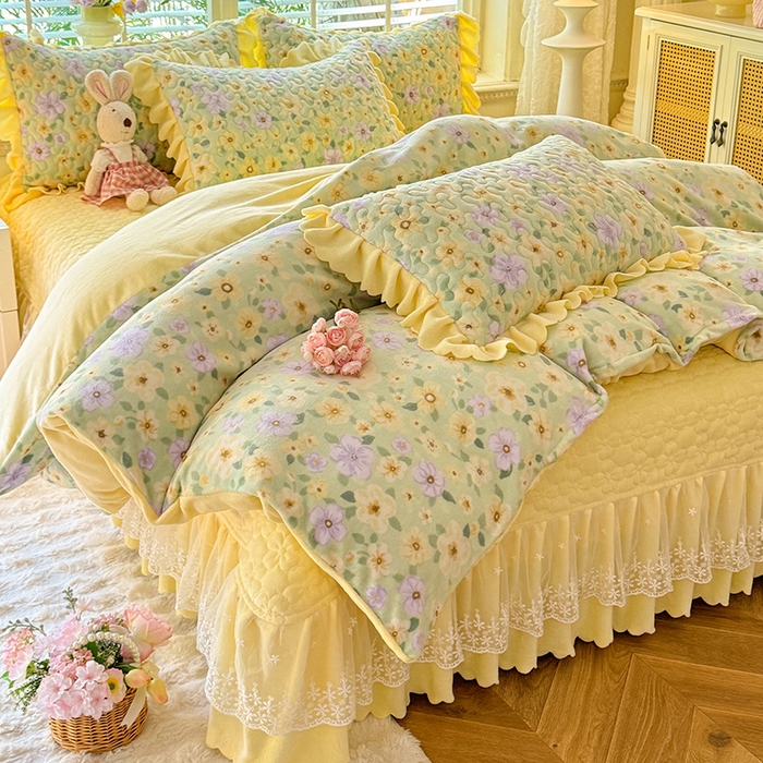 91家纺网 家纺一手货源 找家纺 （总）九诺家纺 2025新款直播热款双层蕾丝花边牛奶绒印花床盖四件套床盖单件三件套