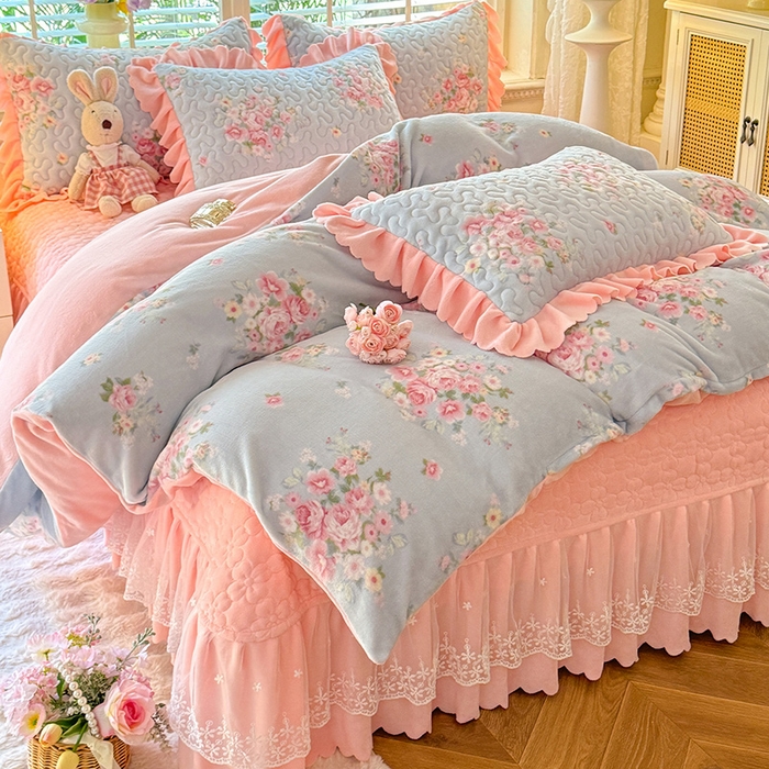 91家纺网 家纺一手货源 找家纺 （总）九诺家纺 2025新款直播热款双层蕾丝花边牛奶绒印花床盖四件套床盖单件三件套