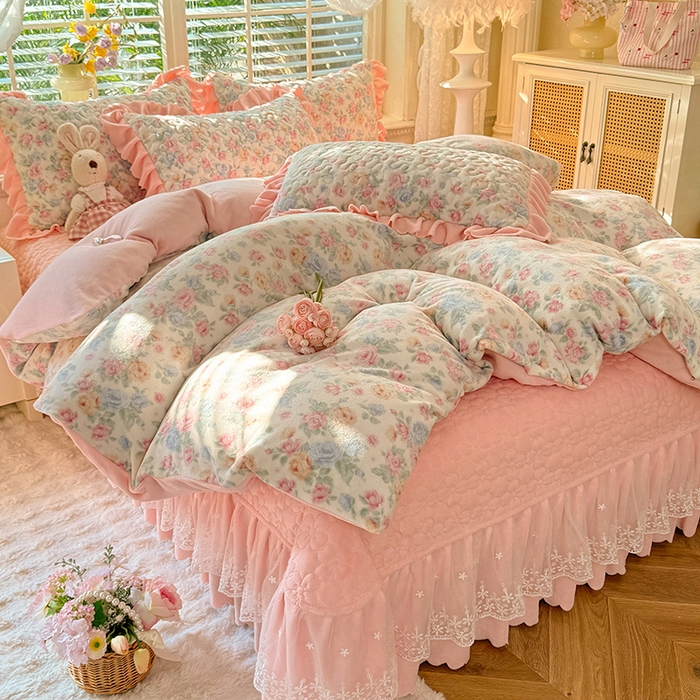 91家纺网 家纺一手货源 找家纺 （总）九诺家纺 2025新款直播热款双层蕾丝花边牛奶绒印花床盖四件套床盖单件三件套