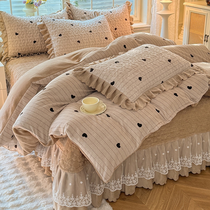 91家纺网 家纺一手货源 找家纺 （总）九诺家纺 2025新款直播热款双层蕾丝花边牛奶绒印花床盖四件套床盖单件三件套