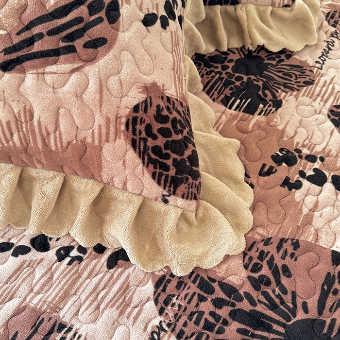 91家纺网 家纺一手货源 找家纺 九诺家纺 2025新款直播热款双层蕾丝花边牛奶绒印花床盖四件套床盖单件三件套 风情-豹纹花语