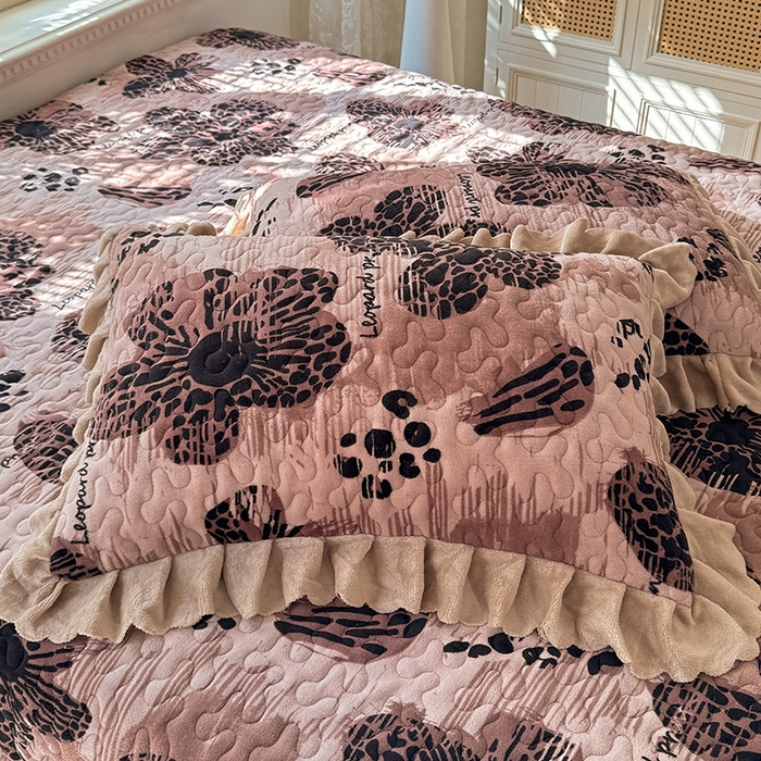 91家纺网 家纺一手货源 找家纺 九诺家纺 2025新款直播热款双层蕾丝花边牛奶绒印花床盖四件套床盖单件三件套 风情-豹纹花语