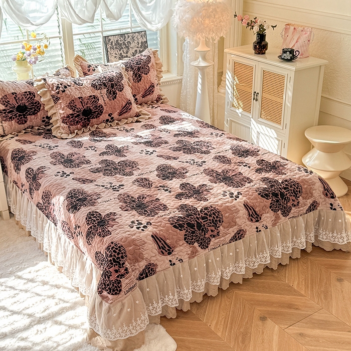 91家纺网 家纺一手货源 找家纺 九诺家纺 2025新款直播热款双层蕾丝花边牛奶绒印花床盖四件套床盖单件三件套 风情-豹纹花语
