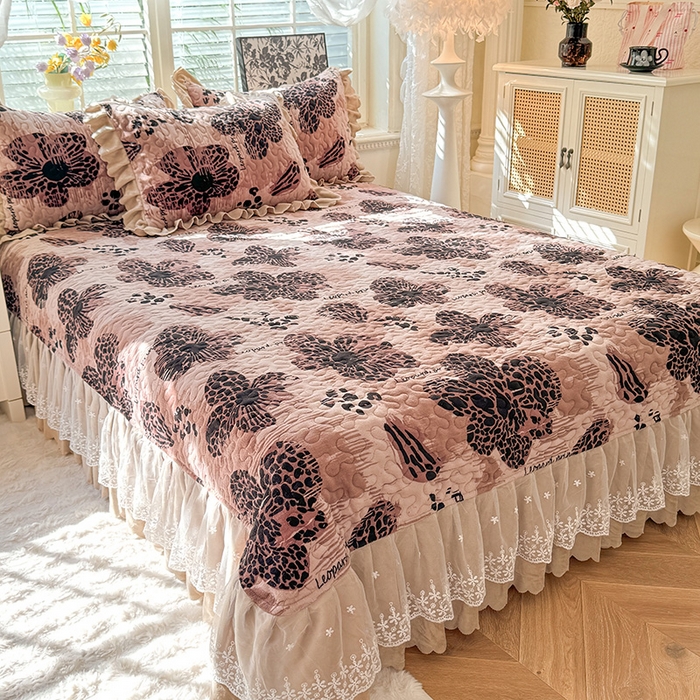 91家纺网 家纺一手货源 找家纺 九诺家纺 2025新款直播热款双层蕾丝花边牛奶绒印花床盖四件套床盖单件三件套 风情-豹纹花语