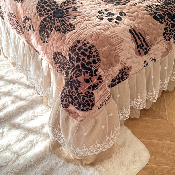 91家纺网 家纺一手货源 找家纺 九诺家纺 2025新款直播热款双层蕾丝花边牛奶绒印花床盖四件套床盖单件三件套 风情-豹纹花语