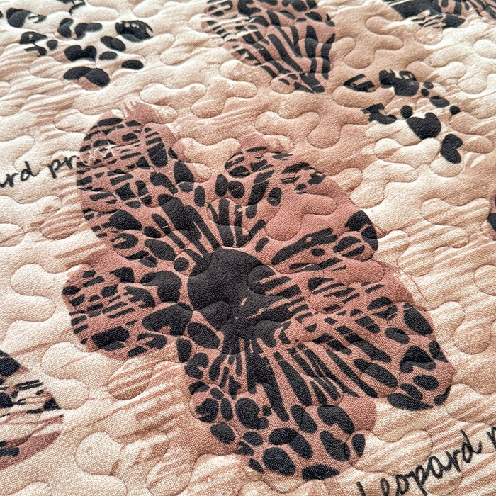 91家纺网 家纺一手货源 找家纺 九诺家纺 2025新款直播热款双层蕾丝花边牛奶绒印花床盖四件套床盖单件三件套 风情-豹纹花语