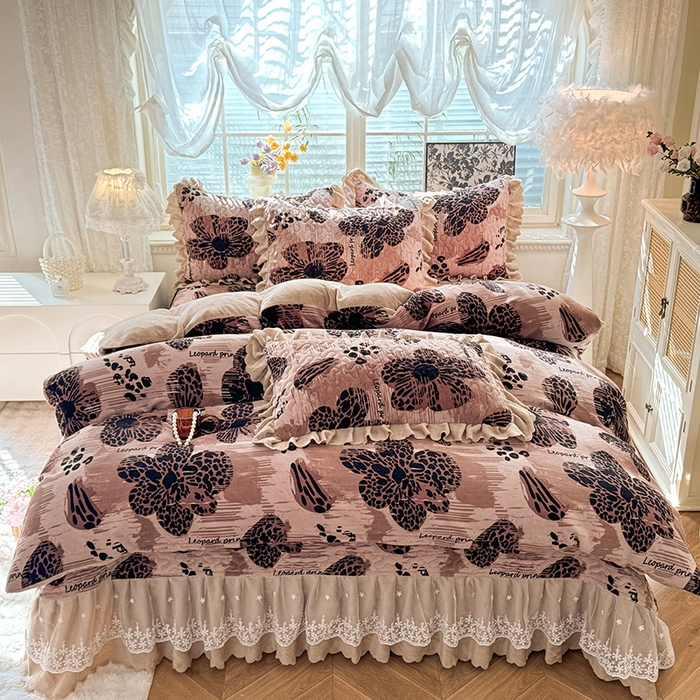 91家纺网 家纺一手货源 找家纺 九诺家纺 2025新款直播热款双层蕾丝花边牛奶绒印花床盖四件套床盖单件三件套 风情-豹纹花语