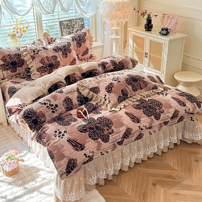 91家纺网 家纺一手货源 找家纺 九诺家纺 2025新款直播热款双层蕾丝花边牛奶绒印花床盖四件套床盖单件三件套 风情-豹纹花语
