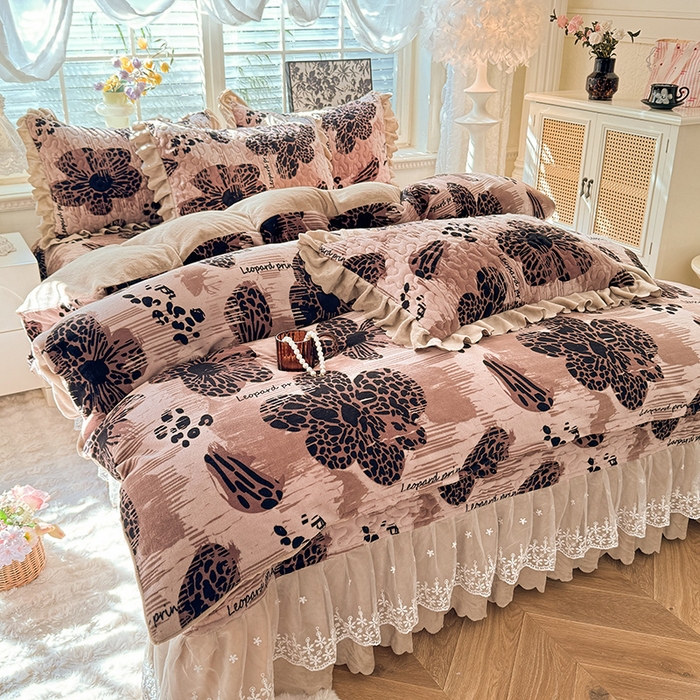 91家纺网 家纺一手货源 找家纺 九诺家纺 2025新款直播热款双层蕾丝花边牛奶绒印花床盖四件套床盖单件三件套 风情-豹纹花语