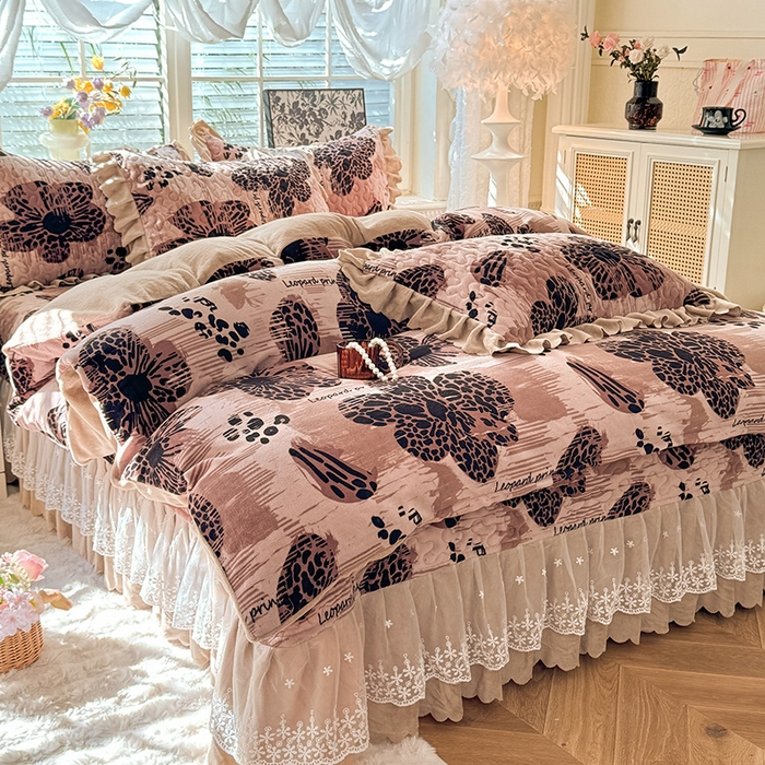 91家纺网 家纺一手货源 找家纺 九诺家纺 2025新款直播热款双层蕾丝花边牛奶绒印花床盖四件套床盖单件三件套 风情-豹纹花语