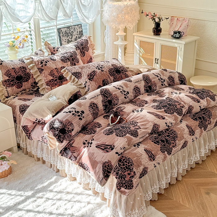 91家纺网 家纺一手货源 找家纺 九诺家纺 2025新款直播热款双层蕾丝花边牛奶绒印花床盖四件套床盖单件三件套 风情-豹纹花语