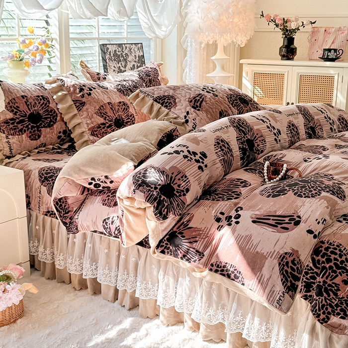 91家纺网 家纺一手货源 找家纺 九诺家纺 2025新款直播热款双层蕾丝花边牛奶绒印花床盖四件套床盖单件三件套 风情-豹纹花语