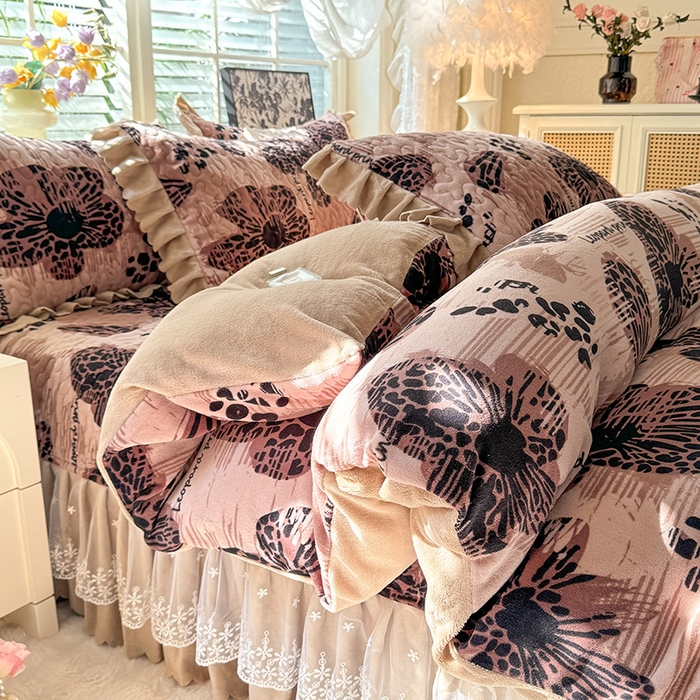 91家纺网 家纺一手货源 找家纺 九诺家纺 2025新款直播热款双层蕾丝花边牛奶绒印花床盖四件套床盖单件三件套 风情-豹纹花语