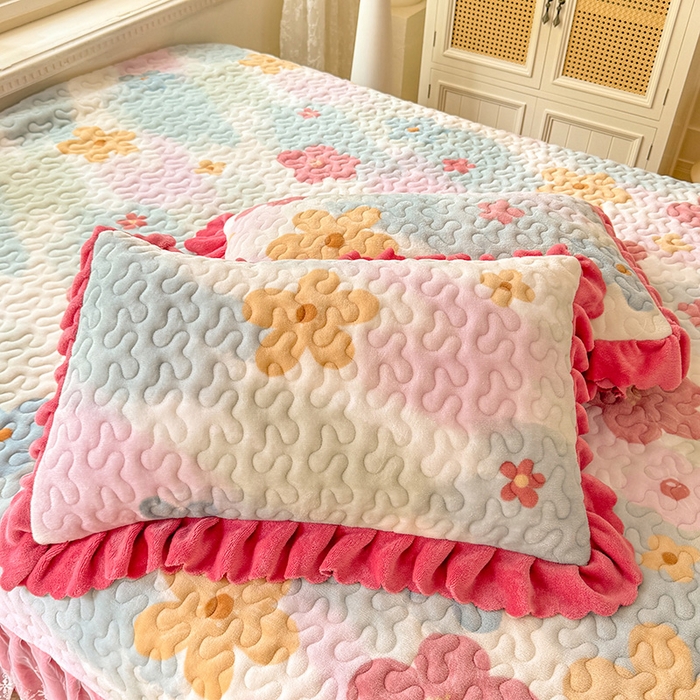 91家纺网 家纺一手货源 找家纺 九诺家纺 2025新款直播热款双层蕾丝花边牛奶绒印花床盖四件套床盖单件三件套 风情-花海