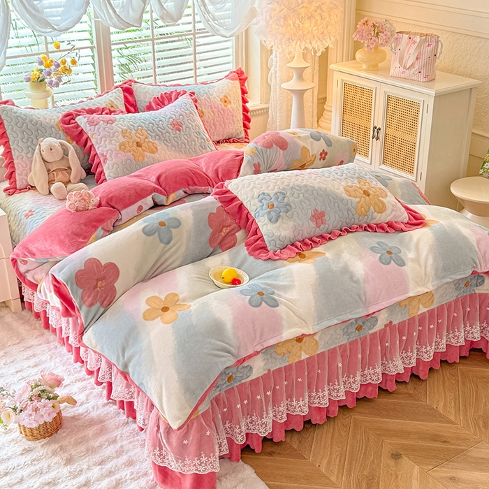 91家纺网 家纺一手货源 找家纺 九诺家纺 2025新款直播热款双层蕾丝花边牛奶绒印花床盖四件套床盖单件三件套 风情-花海