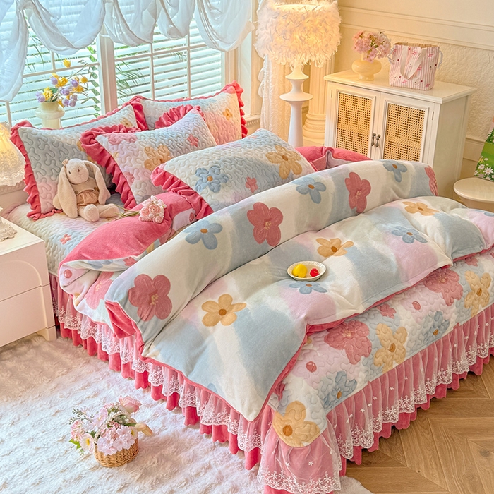 91家纺网 家纺一手货源 找家纺 九诺家纺 2025新款直播热款双层蕾丝花边牛奶绒印花床盖四件套床盖单件三件套 风情-花海