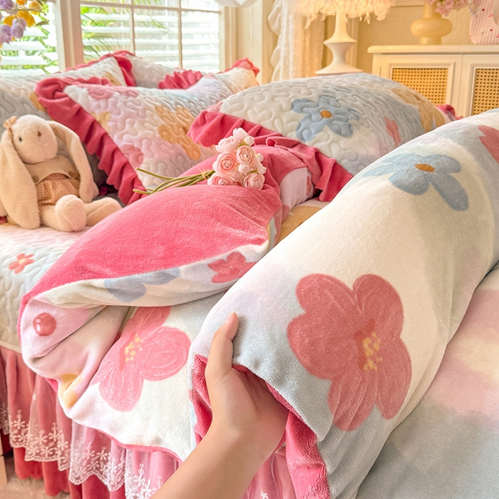 91家纺网 家纺一手货源 找家纺 九诺家纺 2025新款直播热款双层蕾丝花边牛奶绒印花床盖四件套床盖单件三件套 风情-花海