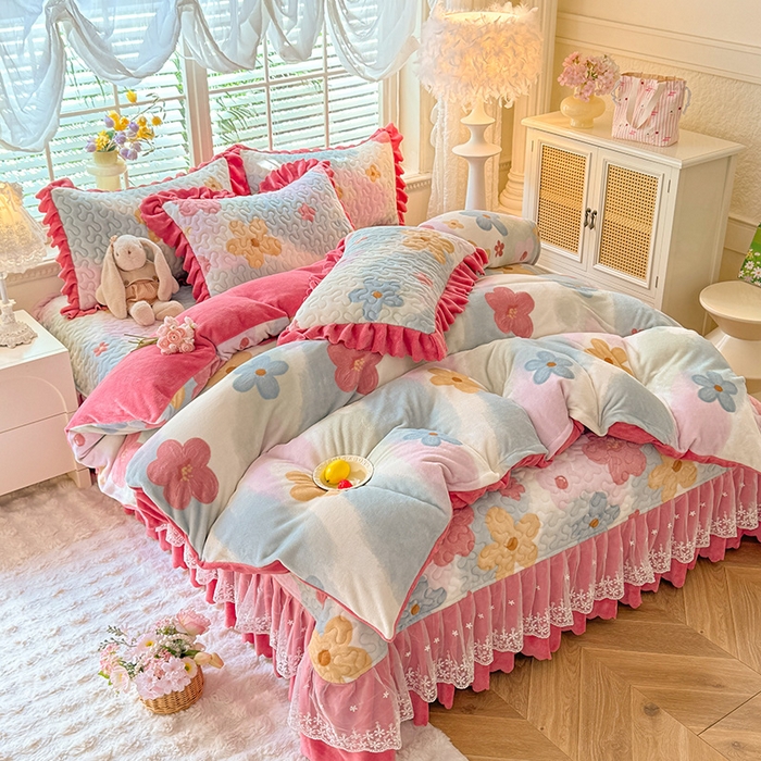 91家纺网 家纺一手货源 找家纺 九诺家纺 2025新款直播热款双层蕾丝花边牛奶绒印花床盖四件套床盖单件三件套 风情-花海