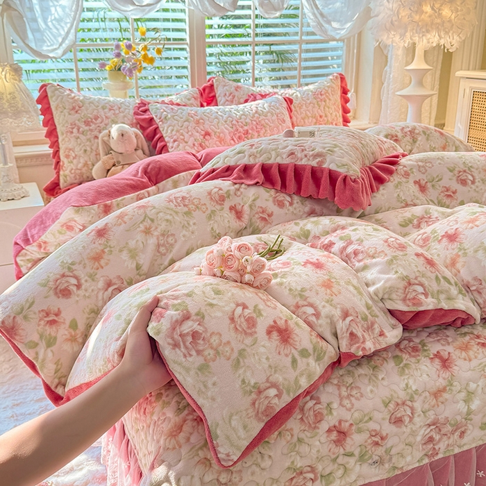 91家纺网 家纺一手货源 找家纺 九诺家纺 2025新款直播热款双层蕾丝花边牛奶绒印花床盖四件套床盖单件三件套 风情-花舞轻盈