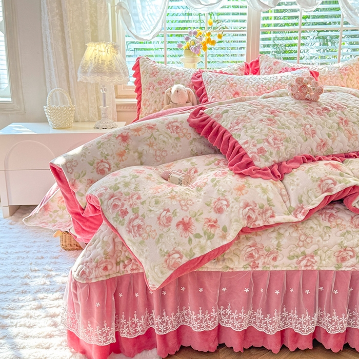 91家纺网 家纺一手货源 找家纺 九诺家纺 2025新款直播热款双层蕾丝花边牛奶绒印花床盖四件套床盖单件三件套 风情-花舞轻盈